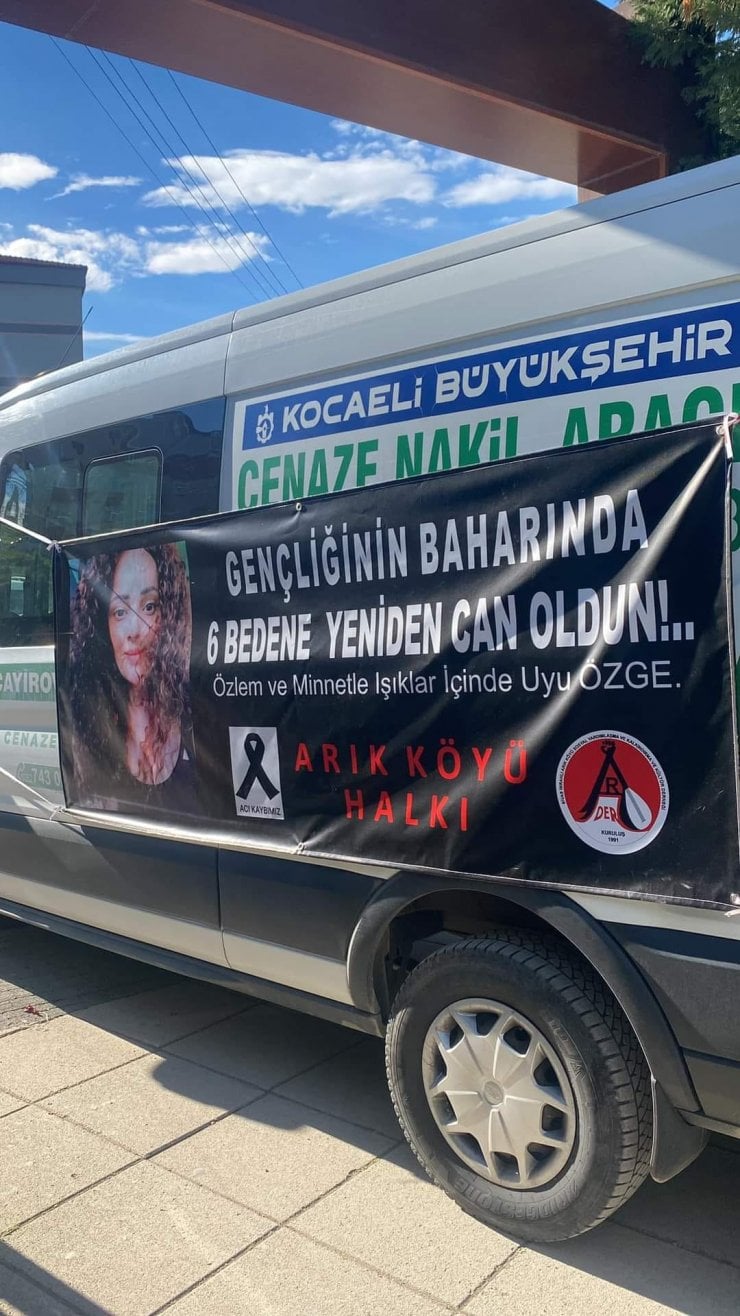 Organları Bağışlanan Özge’nin Cenaze Aracına Yürekleri Kavuran Yazı