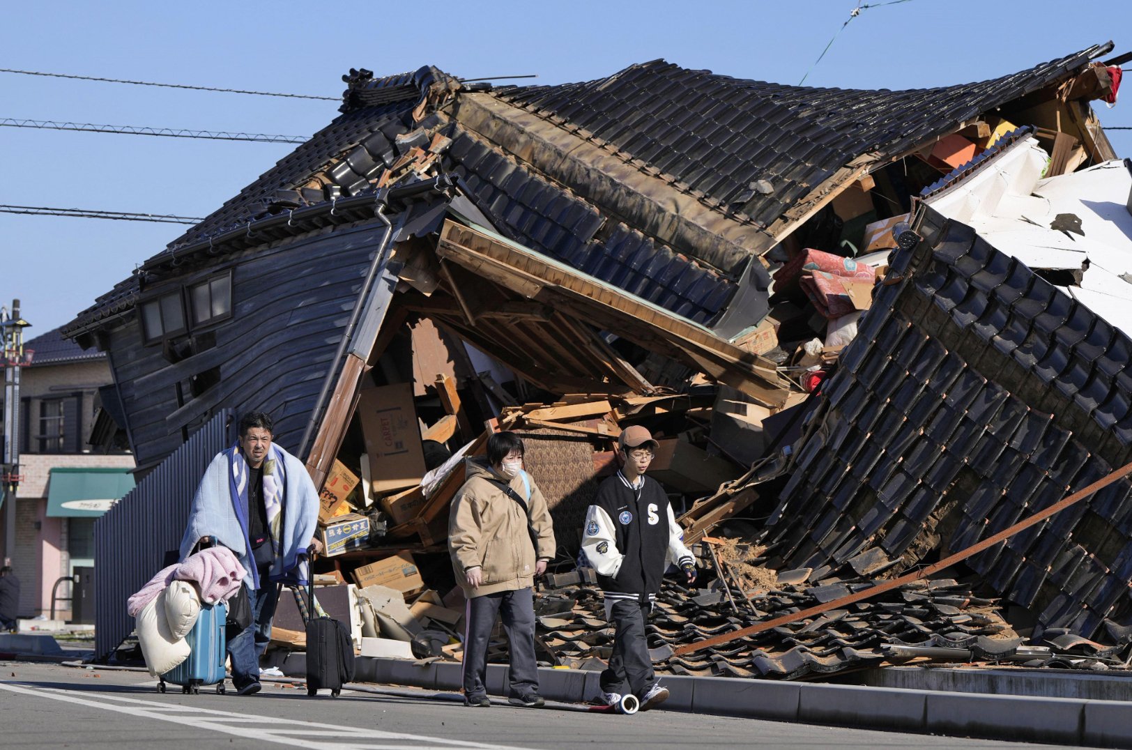 aa-20240102-33332844-33332841-japonyanin-batisinda-isikawadaki-depremlerde-24-kisi-oldu.jpg