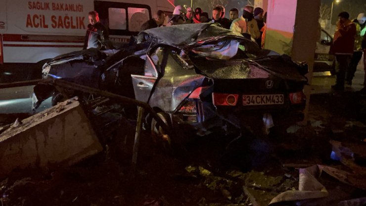 Sabaha Karşı Korkunç Kaza! Otomobil Kağıt Gibi Ezildi