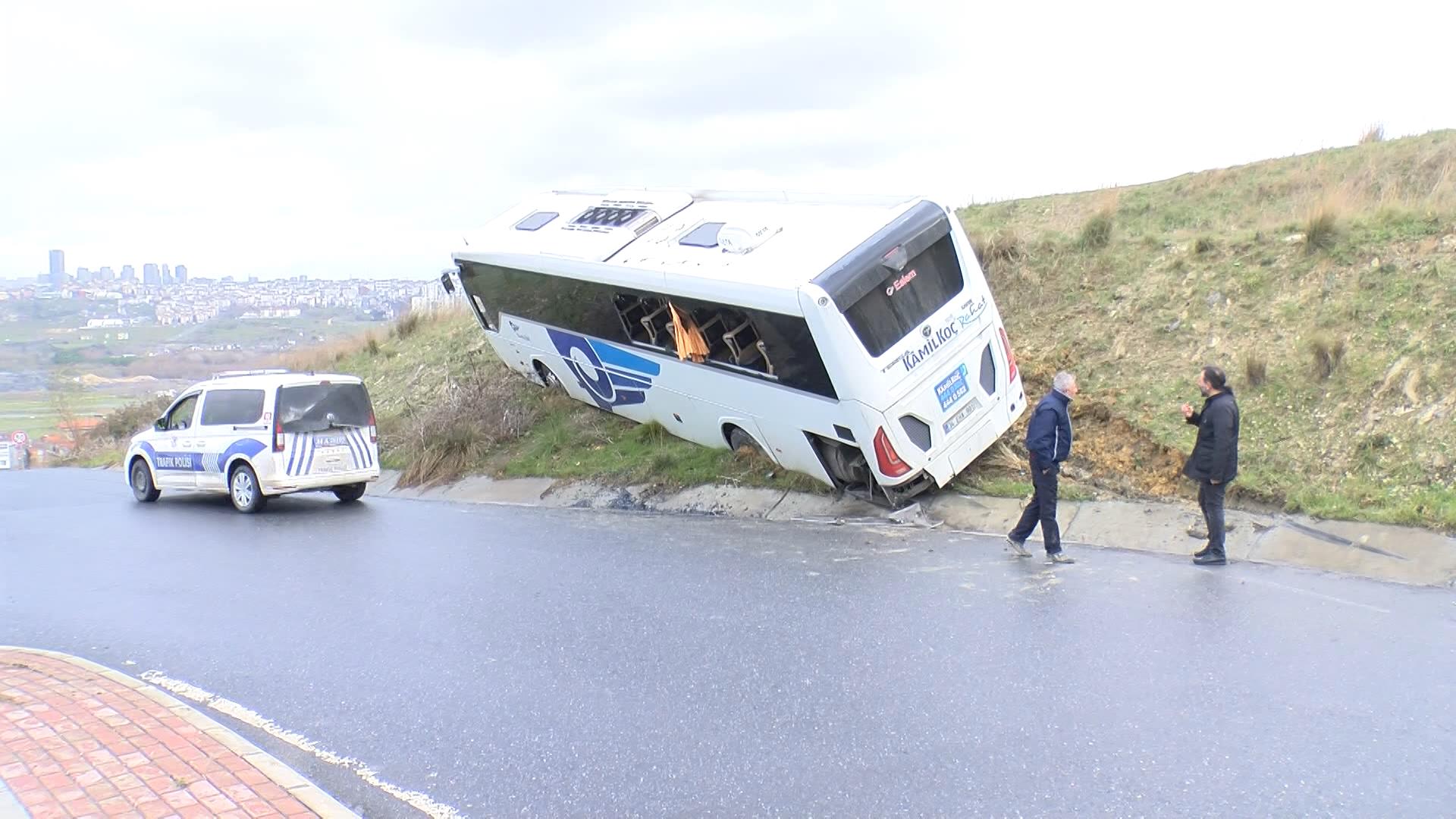 basaksehir039de-kacak-gocmenleri-tasiyan-otobus-kaza-yapti-1658-dhaphoto1.jpg