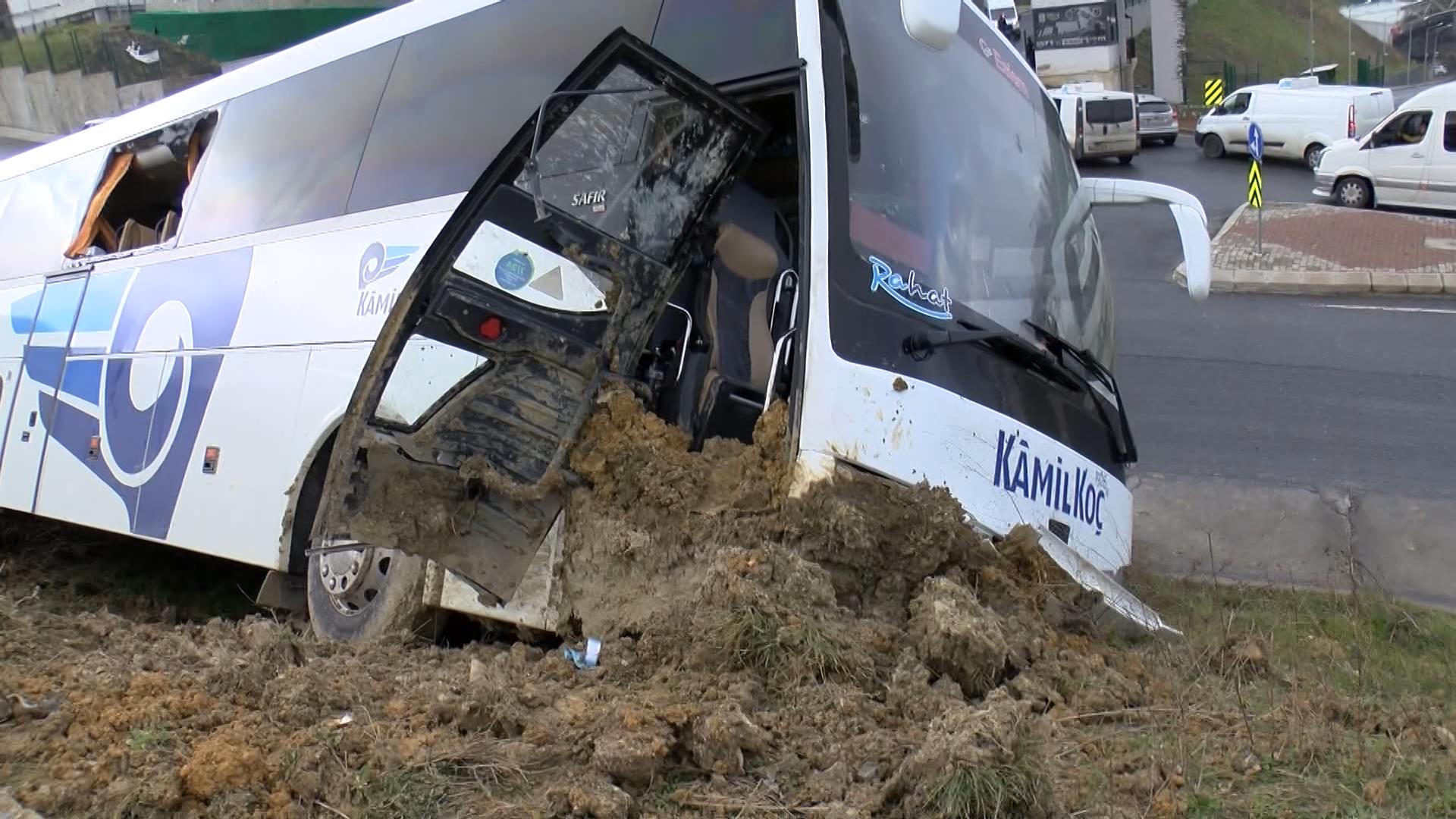 basaksehir039de-kacak-gocmenleri-tasiyan-otobus-kaza-yapti-1658-dhaphoto5.jpg