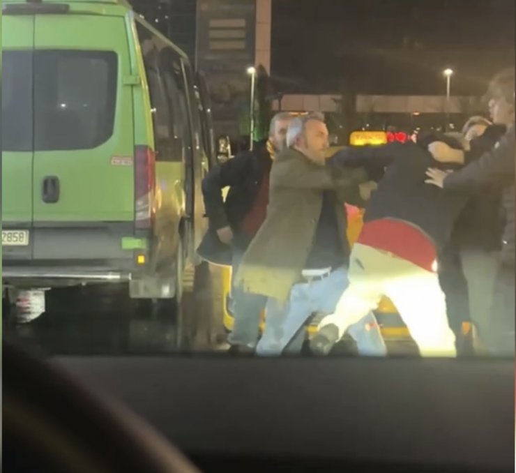 İstanbul'un Göbeğinde Bayıltan Taksi Kavgası! Kadına Tokat Attı