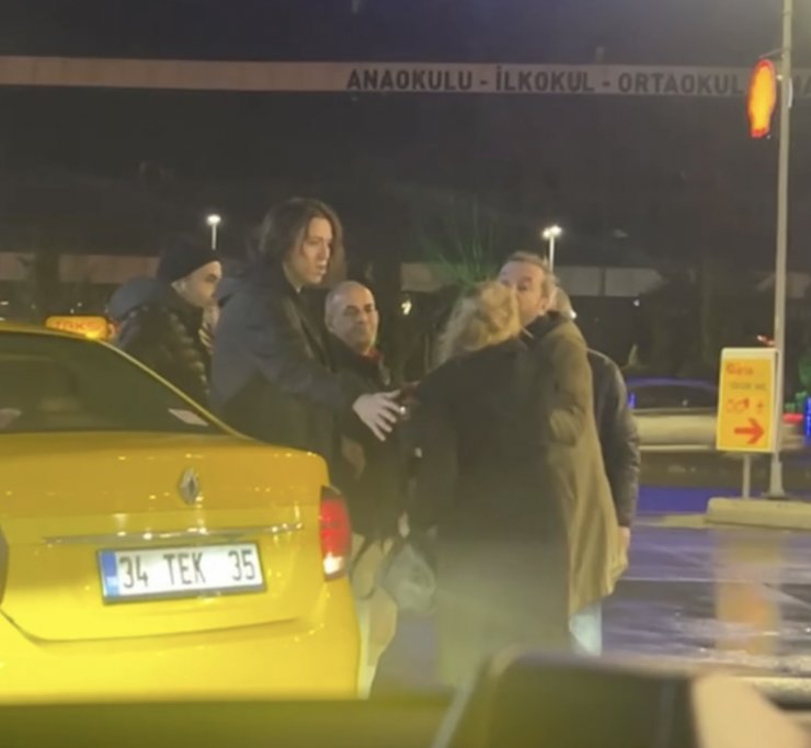 İstanbul'un Göbeğinde Bayıltan Taksi Kavgası! Kadına Tokat Attı