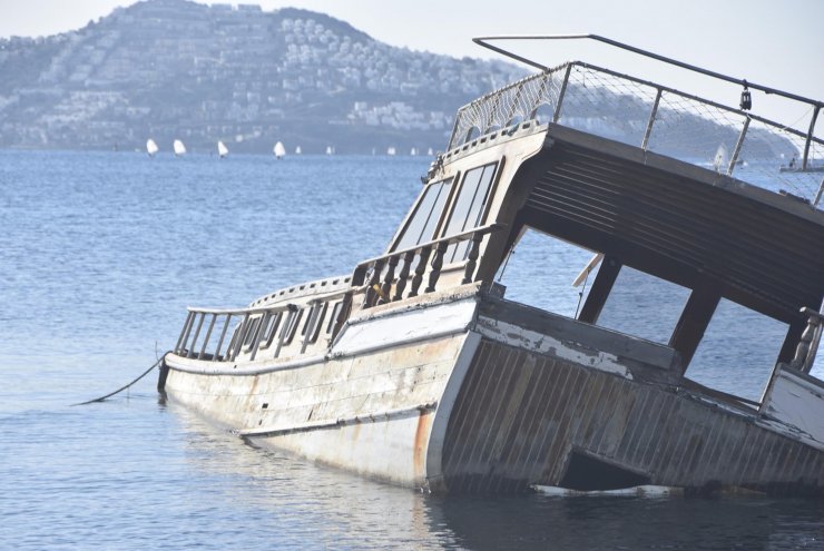 Bodrum'da Ahşap Tekne Battı