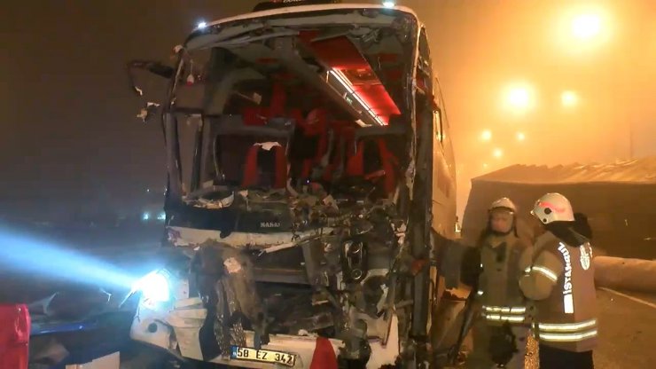 İstanbul'da Korkunç Kaza! Otobüsle TIR Çarpıştı