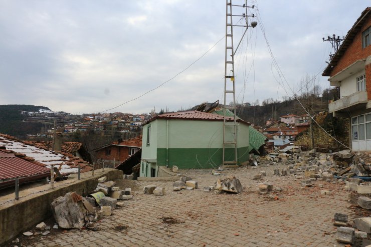 Heyelan evleri yıktı, köyü ikiye ayırdı