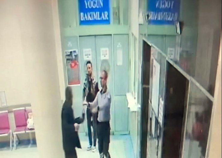 Annesinin Ölüm Haberini Veren Doktoru Yumrukladı