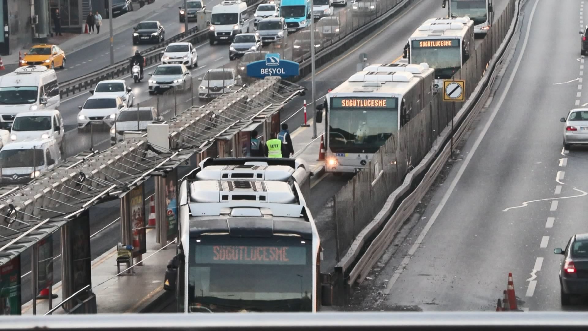 besyol-metrobus-duraginda-45-gunluk-yenileme-calismasi-9455-dhaphoto3.jpg