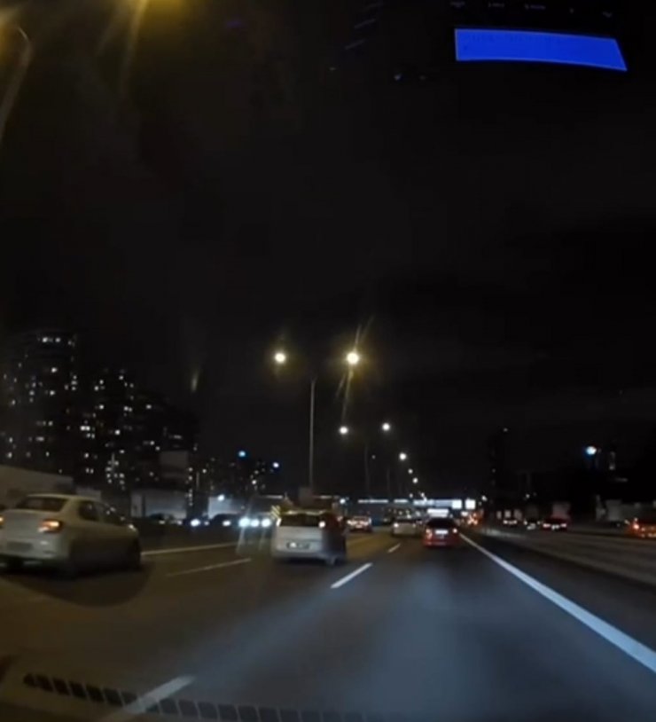 Kadıköy'de Makas Atarak İlerleyen Sürücü Kameraya Yakalandı