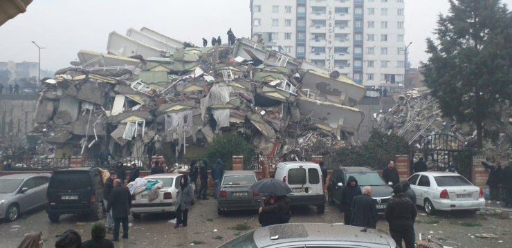 Depremde 96 Kişinin Öldüğü Apartmanın Görevlisi Korkunç Gerçeği Anlattı