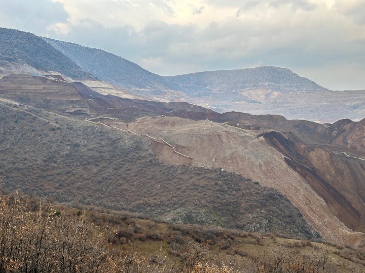 İliçteki Maden Faciasının Boyutu Gün Ağarınca Ortaya Çıktı, Milyonlarca Metreküp Toprağın Altındalar