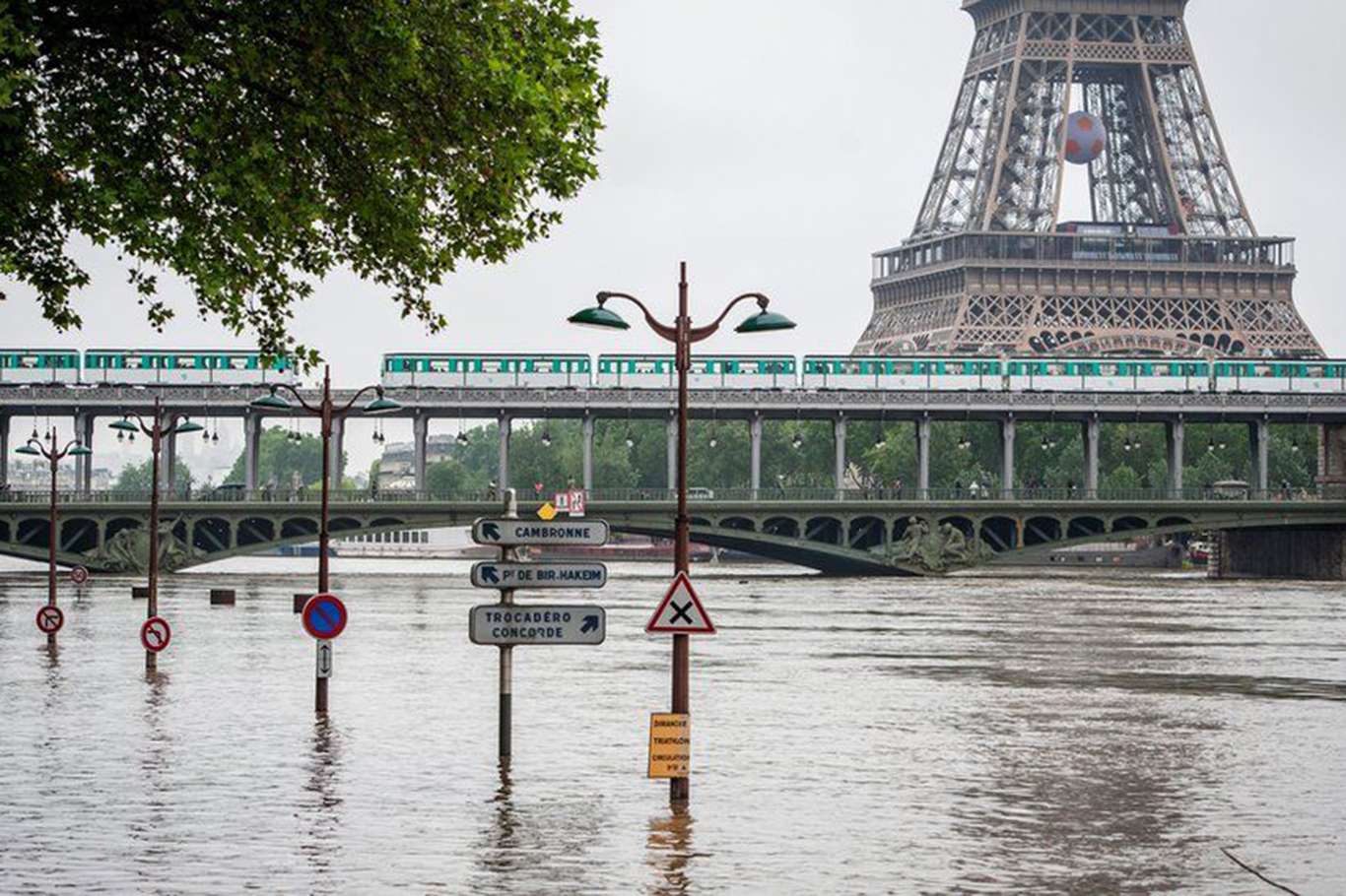 paris-te-siddetli-yagmur-ve-firtina-etkili-oldu1660716863.jpg