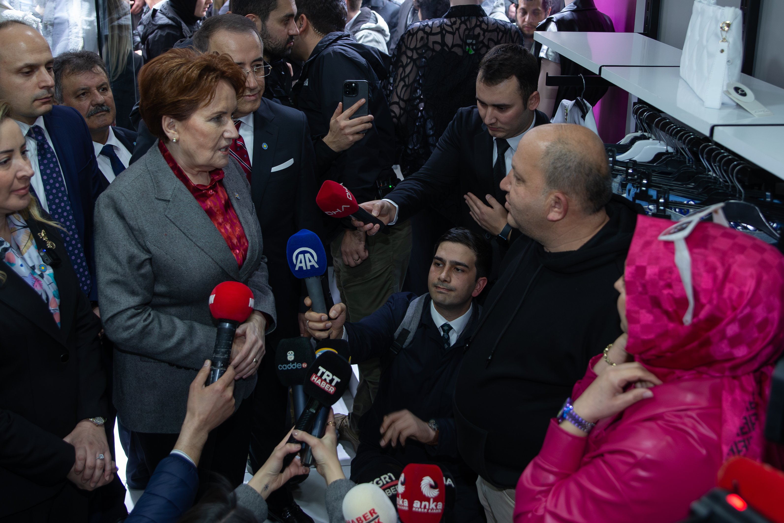 aa-20240226-33818642-33818641-iyi-parti-genel-baskani-meral-aksener-yenimahallede-esnaf-ziyaretinde-bulundu.jpg