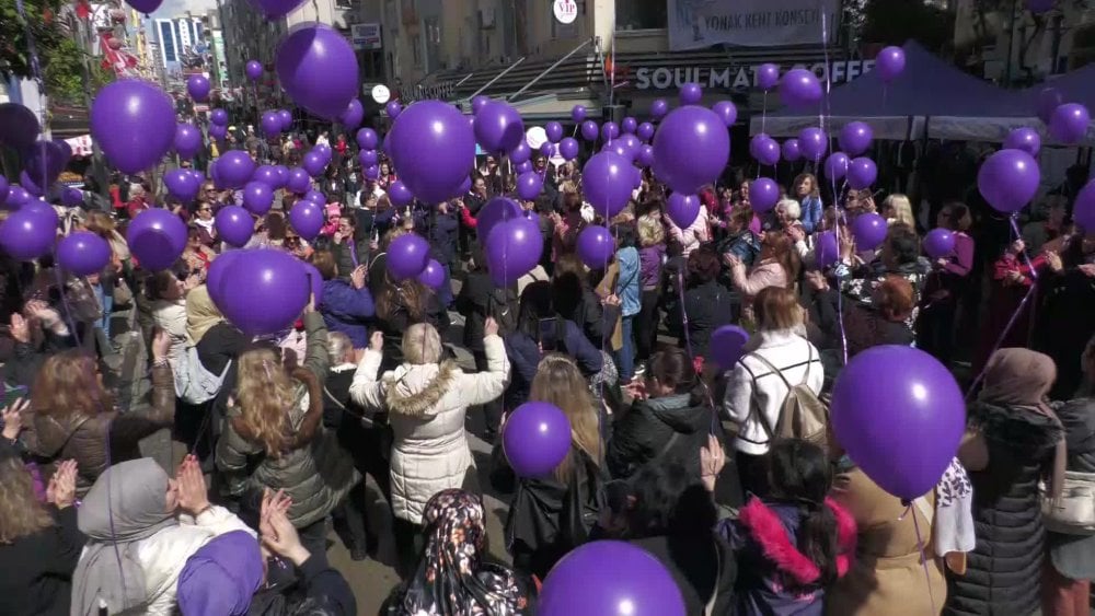 Kadınlardan Mor Balonlu Eylem