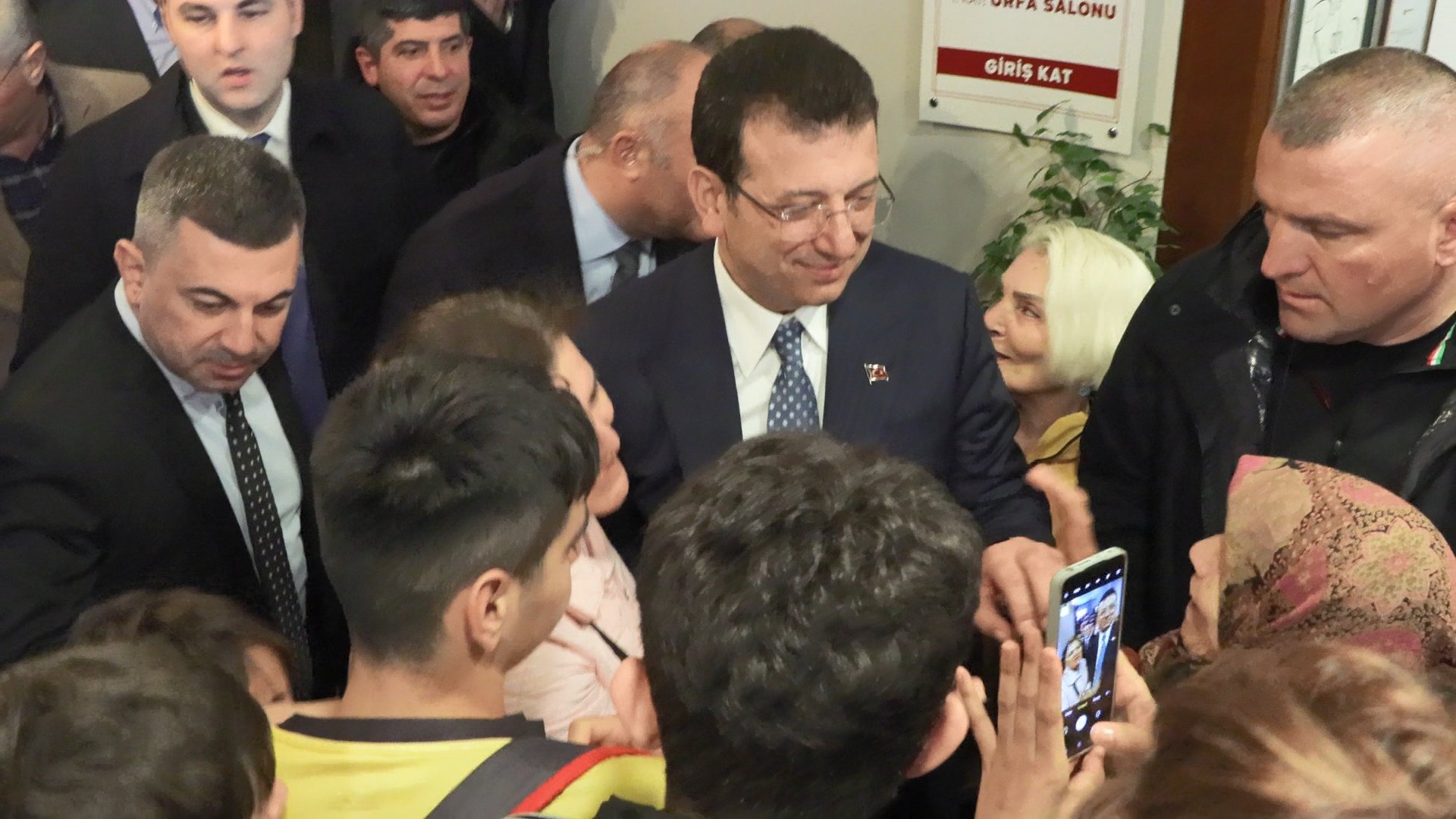 imamoglu-gercekten-sasirmis-durumda-23867-2.jpg