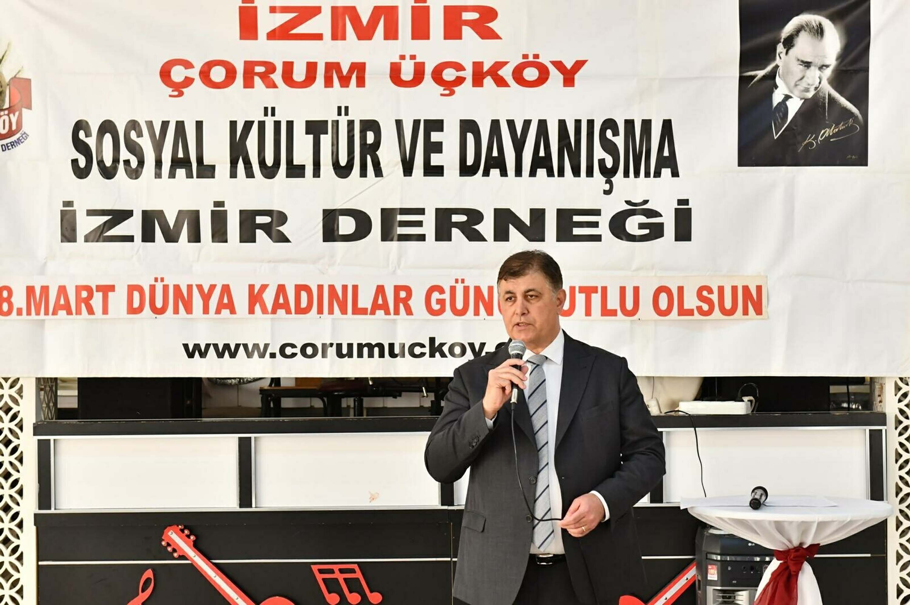 cemil-tugay-izmirde-farkli-bir-belediy-24289.jpg