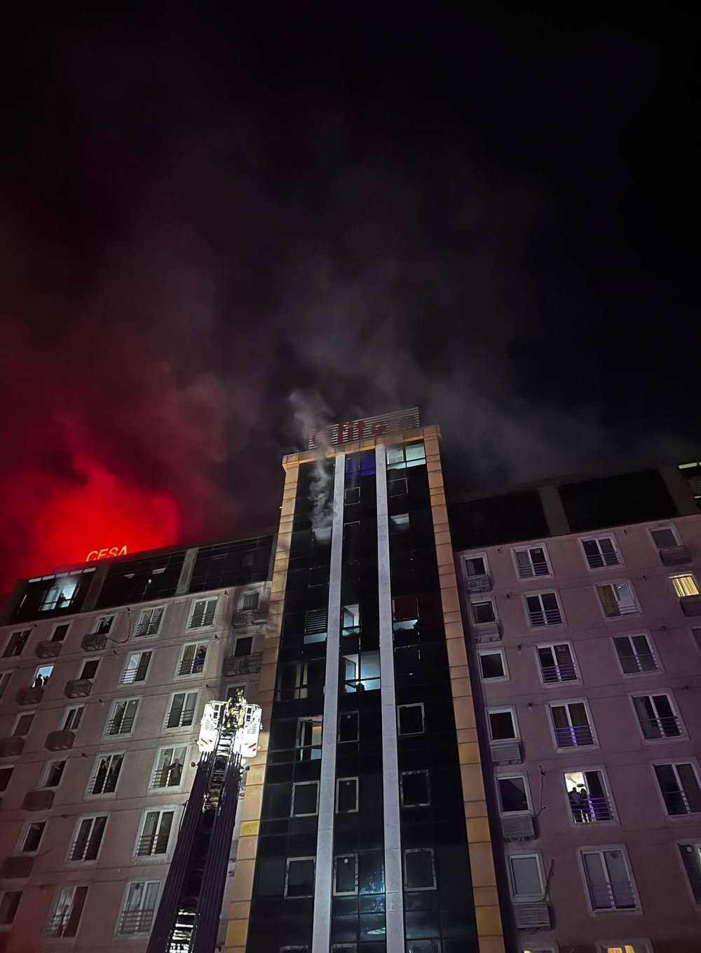 Esenyurt'da rezidansta yangın kâbusu: Onlarca kişi tahliye edildi