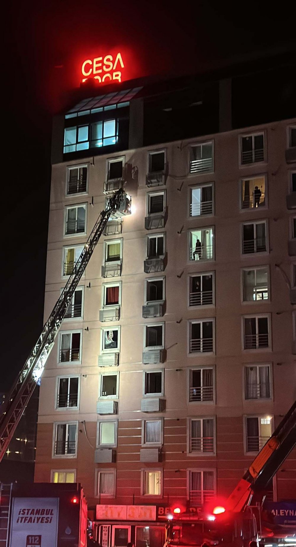 Esenyurt'da rezidansta yangın kâbusu: Onlarca kişi tahliye edildi