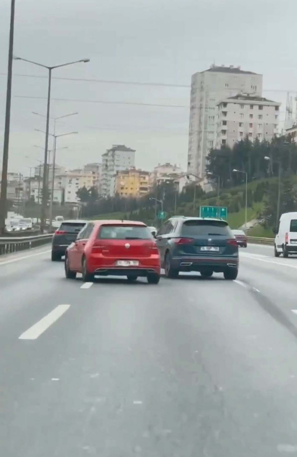 İstanbul - Ataşehir'de yol verme inatlaşması kazaya neden oldu