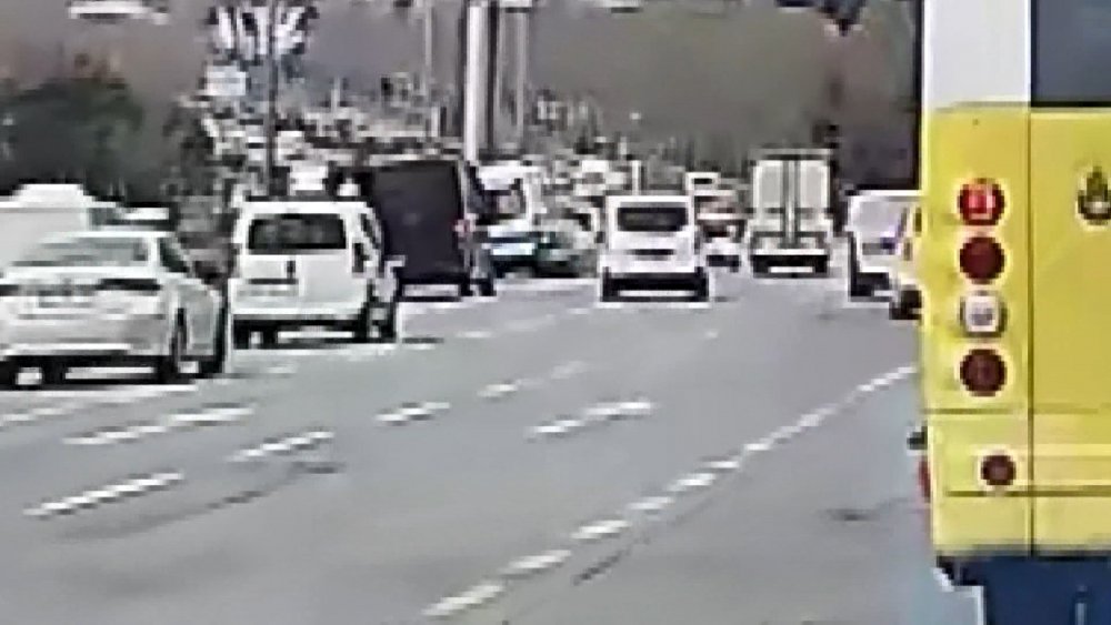 Makas Atan Sürücü Kazaya Neden Oldu! Otomobil Ambulansın Önüne Savruldu