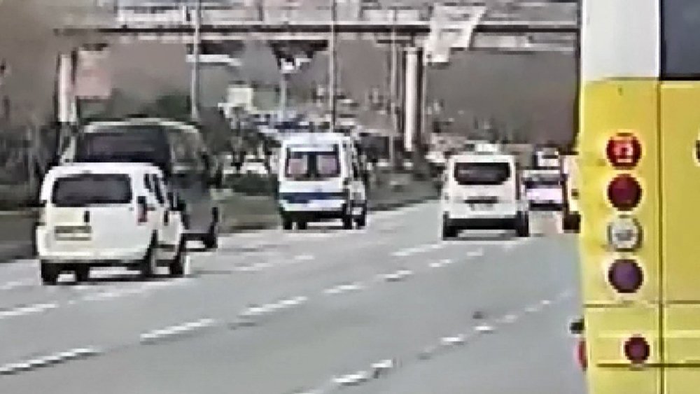 Makas Atan Sürücü Kazaya Neden Oldu! Otomobil Ambulansın Önüne Savruldu