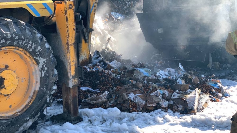 Esenyurt'ta TIR garajında yangın: 3 TIR ile 1 kamyon kül oldu