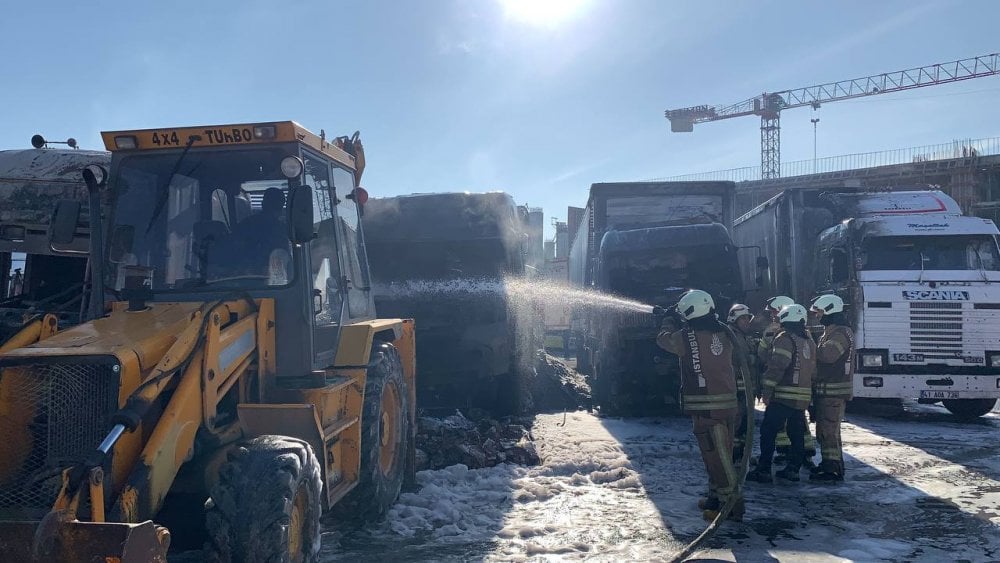 Esenyurt'ta TIR garajında yangın: 3 TIR ile 1 kamyon kül oldu