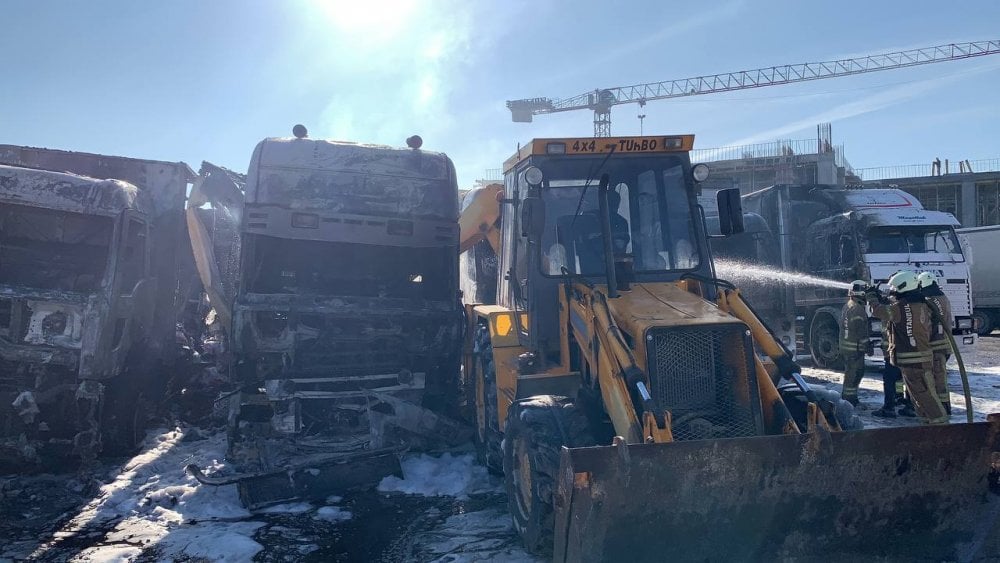 Esenyurt'ta TIR garajında yangın: 3 TIR ile 1 kamyon kül oldu