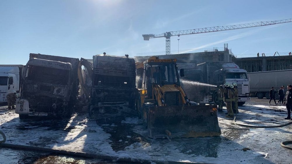 Esenyurt'ta TIR garajında yangın: 3 TIR ile 1 kamyon kül oldu