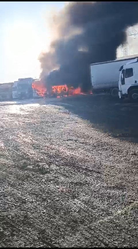 Esenyurt'ta TIR garajında yangın: 3 TIR ile 1 kamyon kül oldu