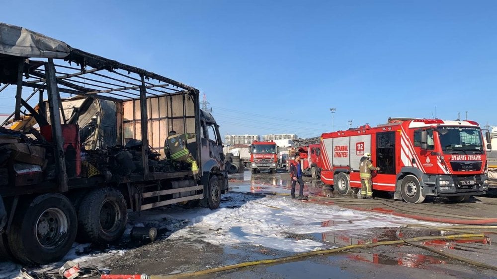 Esenyurt'ta TIR garajında yangın: 3 TIR ile 1 kamyon kül oldu