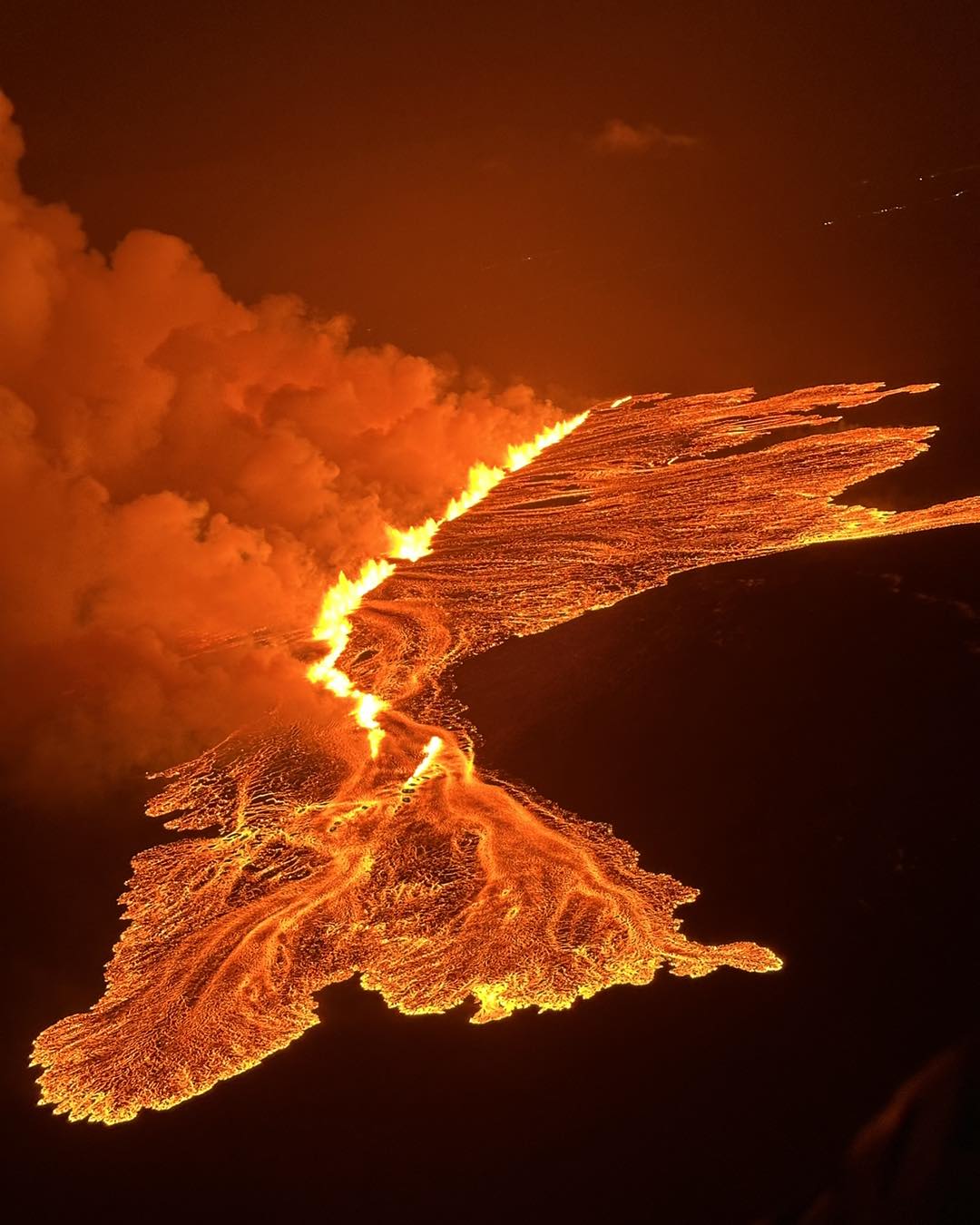 izlandada-yanardagin-kraterinde-patlama-27184.jpg