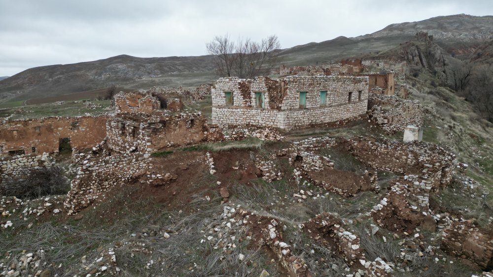 Defineciler, 44 yıl önce terk edilen 400 yıllık tarihi köyü kazıyor!
