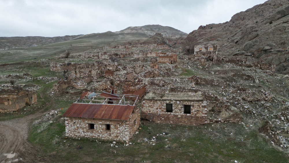 Defineciler, 44 yıl önce terk edilen 400 yıllık tarihi köyü kazıyor!