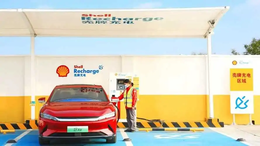 a-byd-han-ev-at-shell-recharge-site.webp