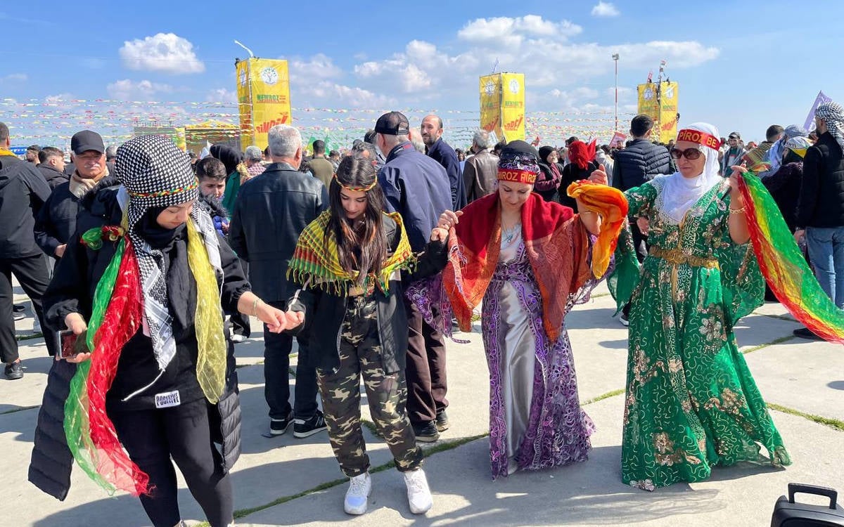 istanbul-newroz-u-polis-arama-noktalarinda-doviz-ve-pankartlari-kontrol-ediyor.jpg