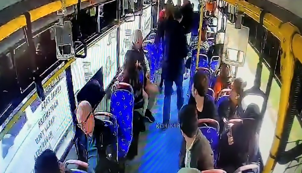 Otobüste Genç Kızı Taciz Etti, Yolcular Yaka Paça Dövdü