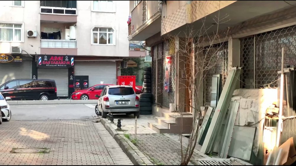 İstanbul'da Akıl Almaz Olay: Sevgilisinin Eski Eşinden Kaçarken 4. Kattan Çocuğun Üzerine düştü