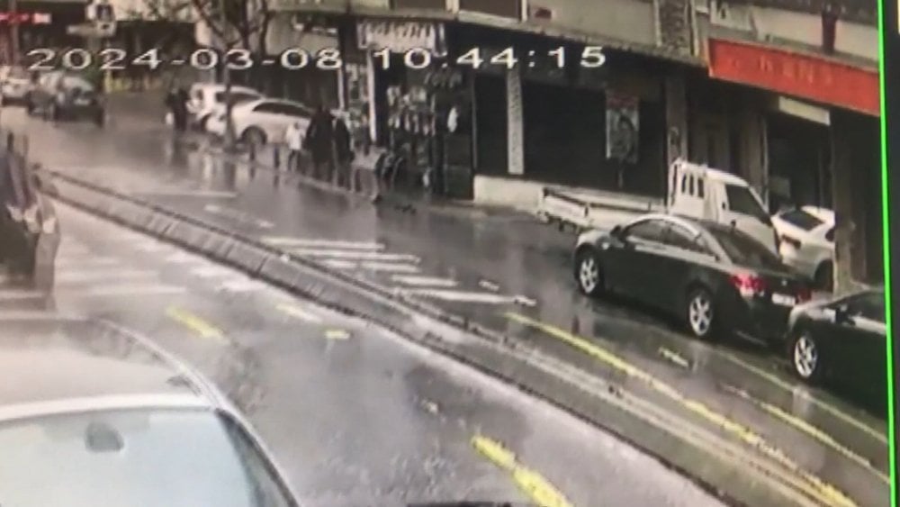 İstanbul'da Akıl Almaz Olay: Sevgilisinin Eski Eşinden Kaçarken 4. Kattan Çocuğun Üzerine düştü