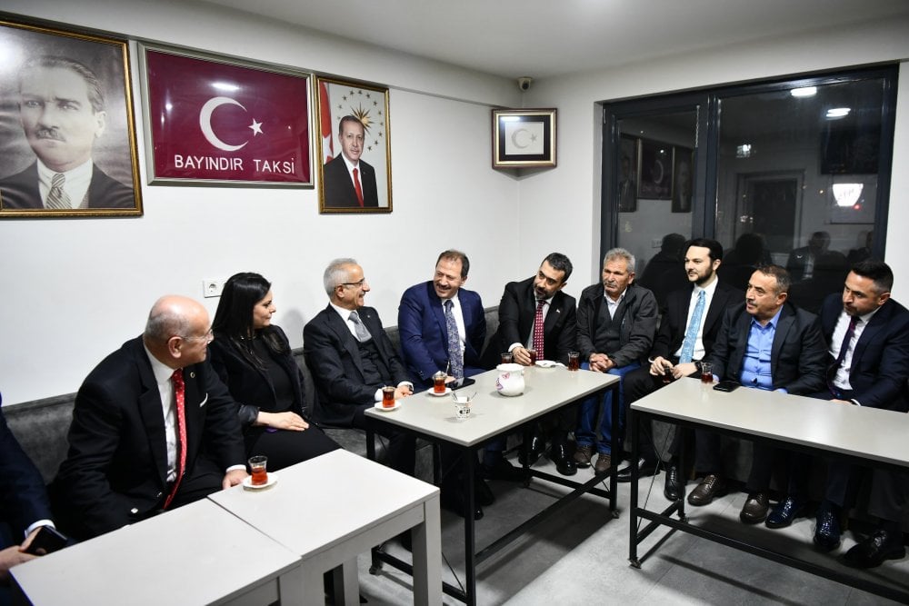 Bakan Uraloğlu Taksi Durağında: Ben Bakanım, Durakta Nöbetçiyim