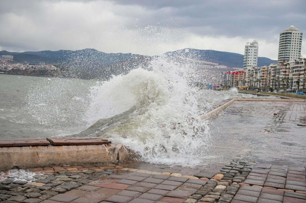 İzmir ve Ege Denizi için 'Fırtına' Uyarısı! Aralıksız Esecek