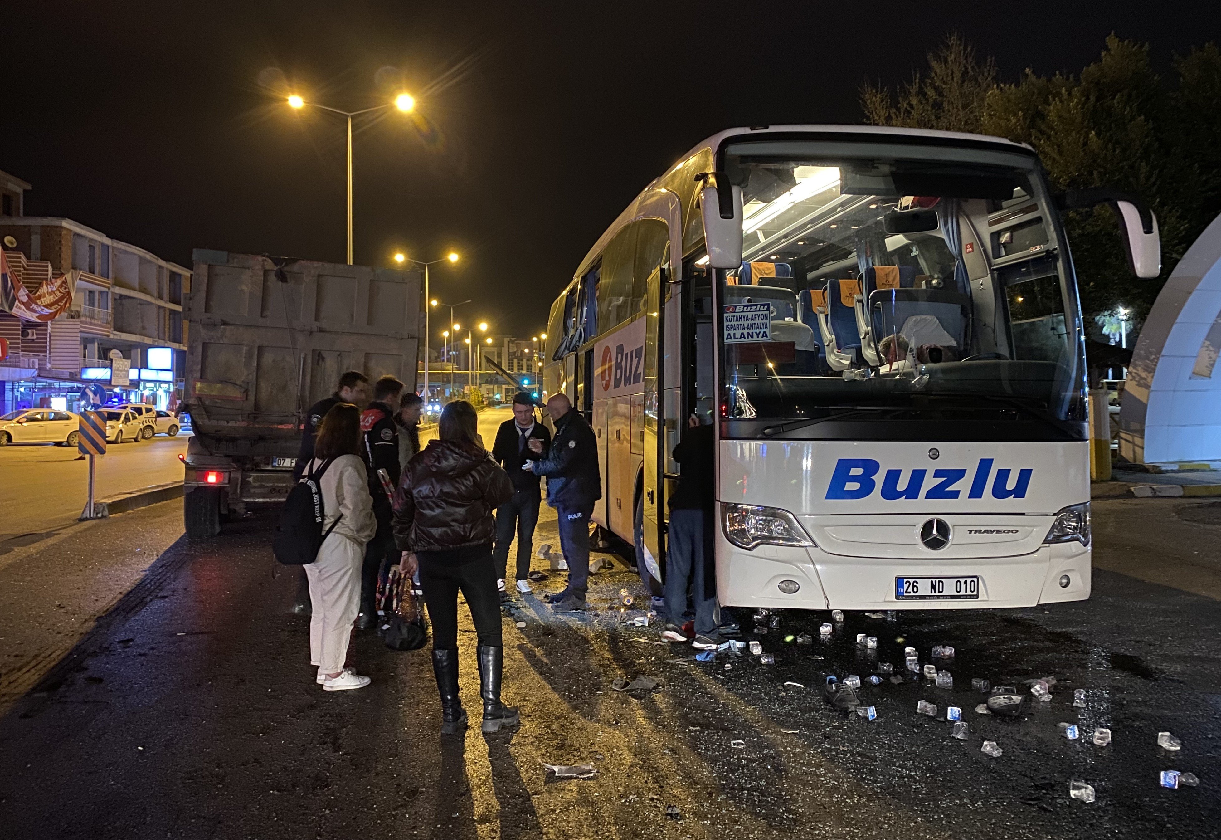 aa-20240326-34096656-34096653-antalyada-yolcu-otobusu-ile-hafriyat-kamyonunun-carpistigi-kazada-4-kisi-yaralandi.jpg