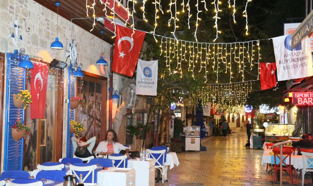 Antalya'nın kalbinde geceleri nüfusu on binleri geçen mahallede 83 seçmen, 3 muhtar adayı için oy kullanacak