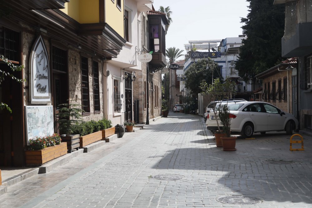 Antalya'nın kalbinde geceleri nüfusu on binleri geçen mahallede 83 seçmen, 3 muhtar adayı için oy kullanacak