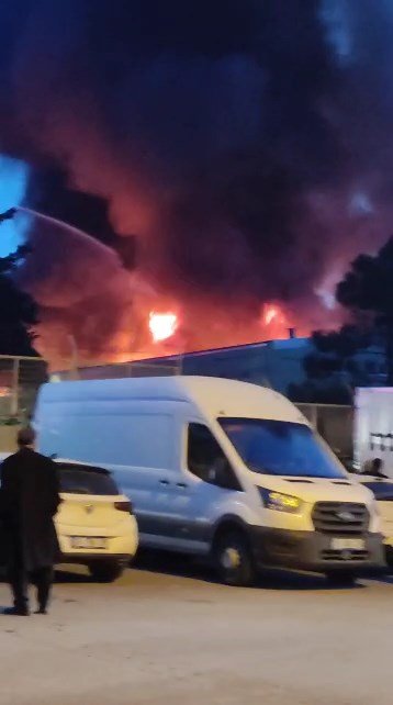 İstanbul'da Büyük Yangın! 3 İlçeyi Duman Kapladı