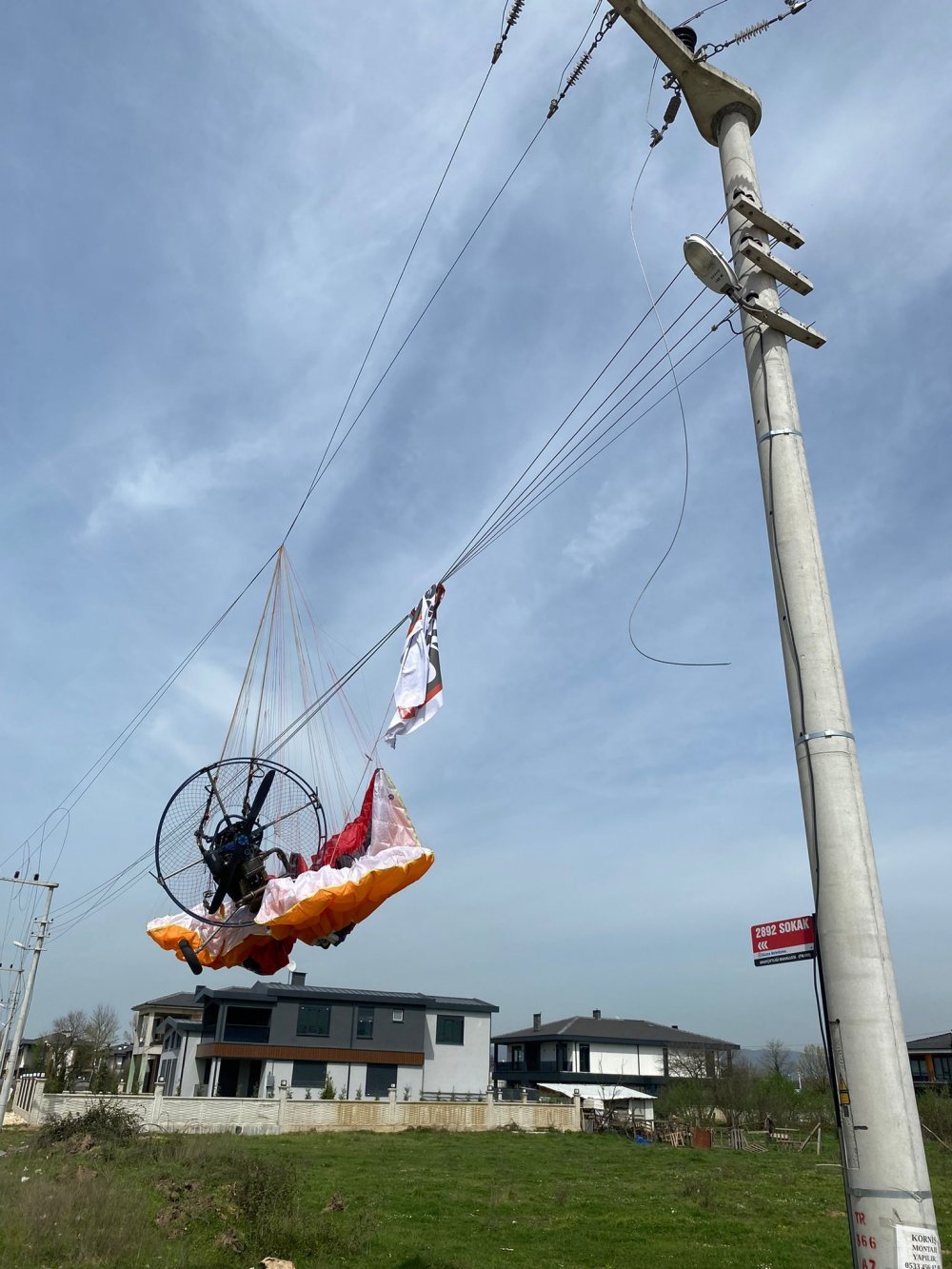 Davut Güloğlu'nun Tanıtımı Yapan Paramotor Elektrik Tellerine Takıldı