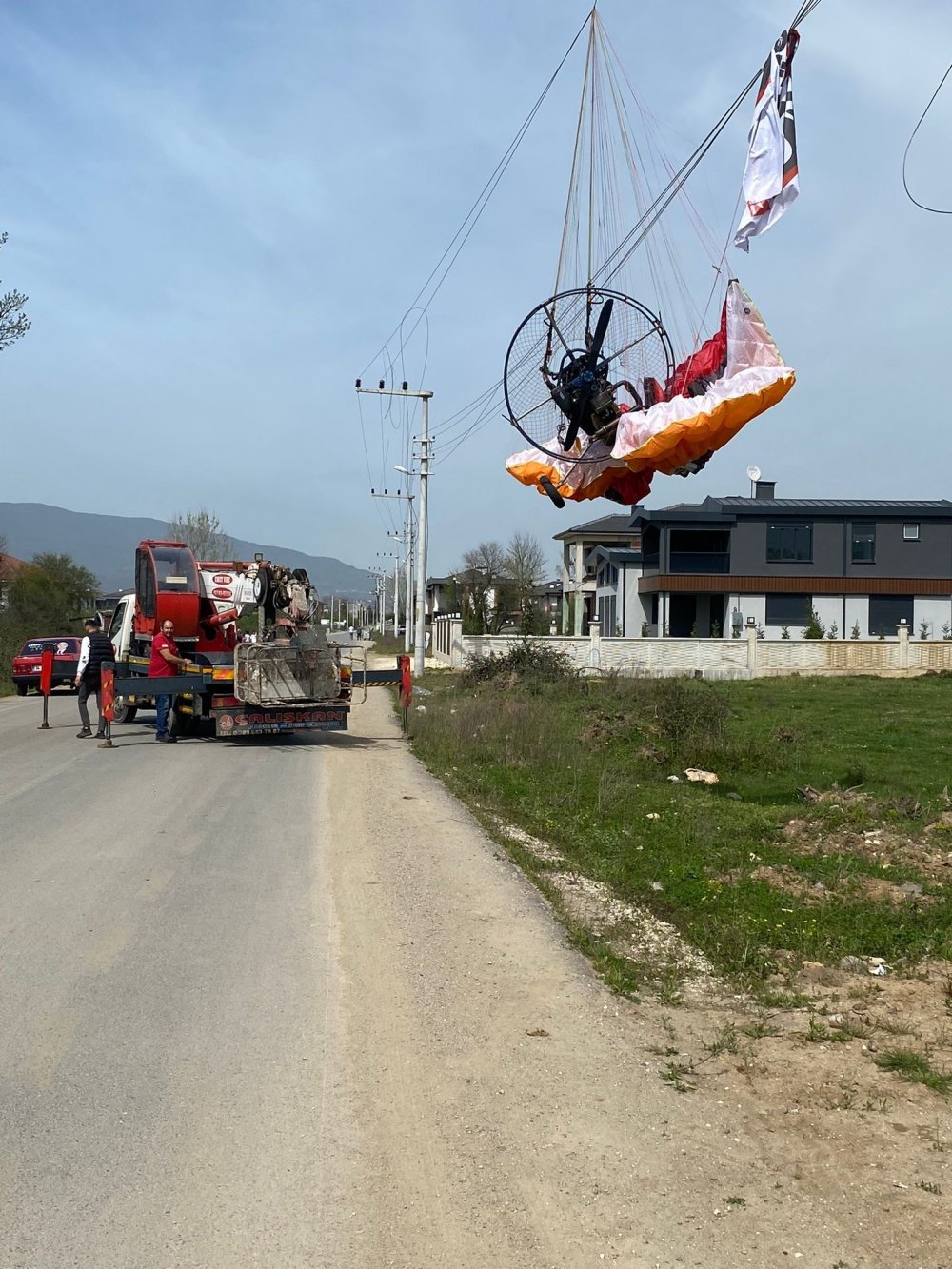 Davut Güloğlu'nun Tanıtımı Yapan Paramotor Elektrik Tellerine Takıldı