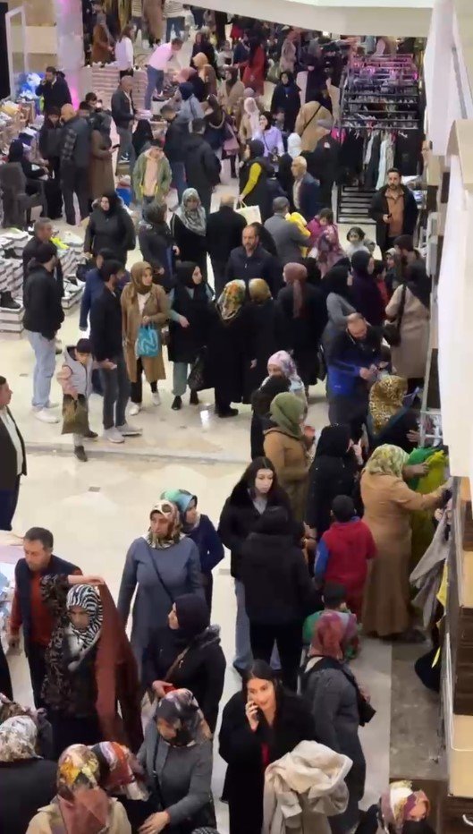 200 Liralık Hediye Çeki İçin Kuyruğun Sonu Gözükmedi