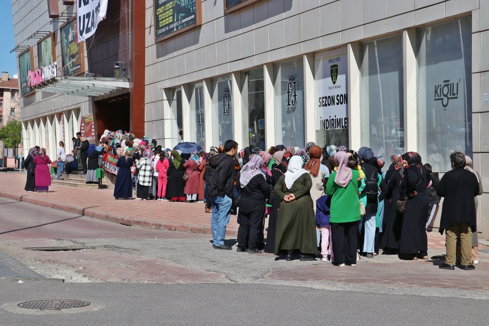 200 Liralık Hediye Çeki İçin Kuyruğun Sonu Gözükmedi