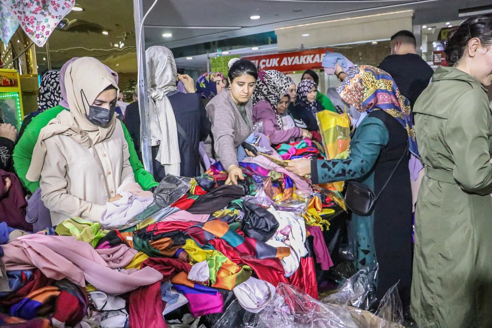 200 Liralık Hediye Çeki İçin Kuyruğun Sonu Gözükmedi